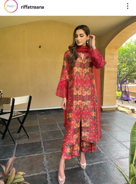 Classy Kurta Set For Women, Lawn Suit Design, Lace Dress Design, Casual Indian Fashion, Desi Fashion Casual, Modest Dresses Casual, Pakistani Fancy Dresses, Beautiful Pakistani Dresses, Pakistani Dresses Casual