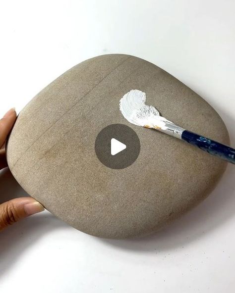 Stone Diy Crafts, Paint A Rock Ideas, New Rock Painting Ideas, Pebble Art Painting, Cute Pebble Painting, Cactus Rock Painting Ideas Easy, Art Rocks Painting, Acrylic Painting On Stones, Rock Art Painting Ideas