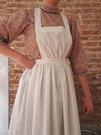 20+ Vintage Apron Patterns - Free, Cute And Easy To Sew ⋆ Hello Sewing Pinafore Dress Pattern Free, Apron Patterns Free, Vintage Apron Patterns, Pinafore Apron Pattern, Easy Apron Pattern, Retro Apron Patterns, Victorian Aprons, Edwardian Kitchen, Easy Apron