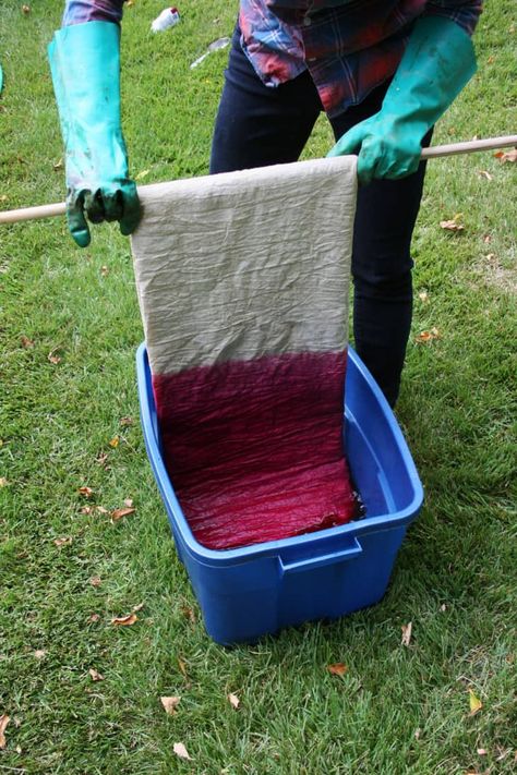 How To Dip Dye a Tablecloth: gallery image 4 Dye Drop Cloth, Drop Cloth Tablecloth, Rit Dye Colors Chart, Dip Dye Curtains, Dip Dye Fabric, Drop Cloth Projects, Shibori Diy, Diy Tablecloth, Diy Tie Dye Techniques