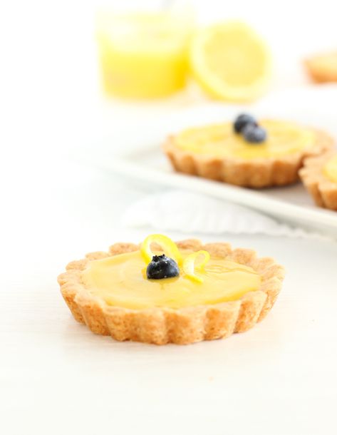 Sweet and tangy Mini Meyer Lemon Tarts with buttery shortbread crusts are easy and delicious spring and summer desserts! | via livelytable.com Sugar Free Lemon Curd, Mini Lemon Tarts, Tart Crust Recipe, Meyer Lemon Recipes, Mini Tart Recipes, Lemon Tarts, Lemon Tart Recipe, Mini Tarts, Lemon Curd Recipe