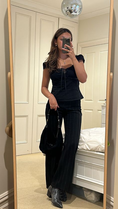 Smart Casual Baddie, Pinstripe Slacks Outfit, Outfits For Receptionists, Feminine Trouser Outfits, Fall Fits Business Casual, Formal Hostess Outfit, Business Casual Hostess Work Outfits, Smart Casual Outfit Aesthetic, Aesthetic Work Clothes