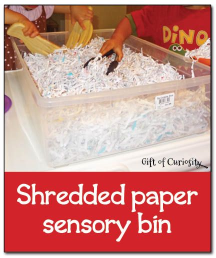 Shredded paper sensory bin - simple, inexpensive, and fun sensory play || Gift of Curiosity Paper Sensory Bin, Preschool Sensory, Sensory Tubs, Sensory Tub, Tuff Spot, Toddler Sensory, Sensory Boxes, Sensory Integration, Sensory Table