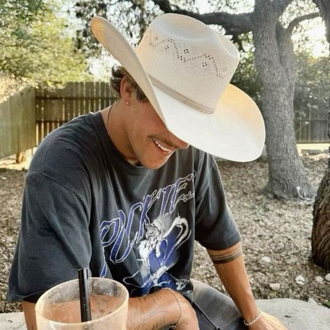 Cowboy Husband Aesthetic, Cowboy Boyfriend, Rodeo Men, Cowboy Fits, Coachella Outfit Men, Cowboy Man, Football Man, Cowboy Vibes, Hot Cowboy