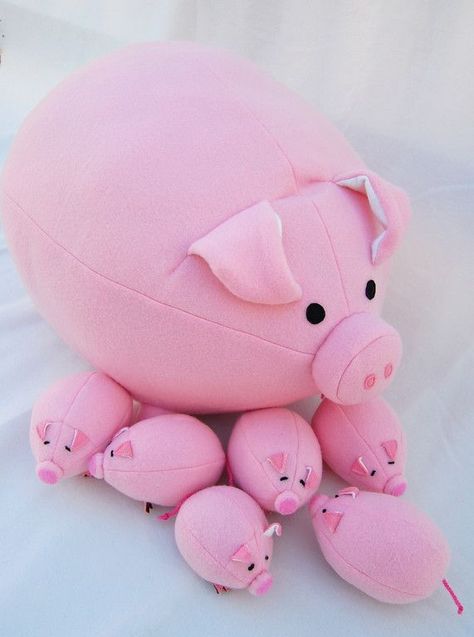 Sew your own Pig and piglets. What a fun #DIY project for a rainy day. Stuffed Pig, Ikat Bag, Baby Mobil, Tout Rose, Sewing Stuffed Animals, Sock Animals, Baby Diy, Sewing Toys, Diy Stuffed Animals