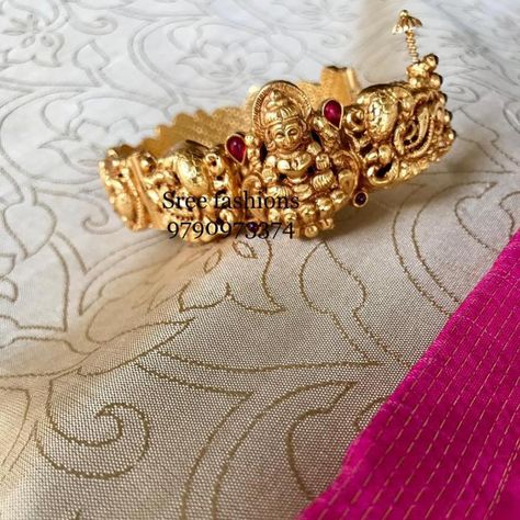 gold plated bangles Vanki Designs Jewellery, Geometric Silver Jewellery, Temple Jewelry Necklace, Long Haram, Gold Temple Jewellery, Choker Necklace Designs, Gold Bangle Set, Exotic Jewelry, Pearl Necklace Designs