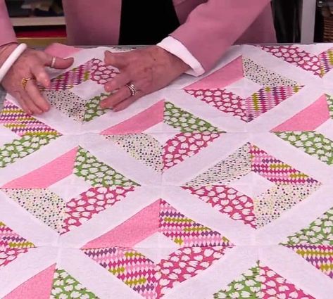 How to Make Scrappy Quilt Scrappy Lattice Quilt Pattern Free, Mystery Quilt Patterns Free, 5 Inch Charm Pack Quilt Patterns, Scrappy Quilts Ideas, Mystery Quilt Patterns, Quilt Tutorial Video, Charm Pack Patterns, Quilt Easy, Missouri Star Quilt Tutorials