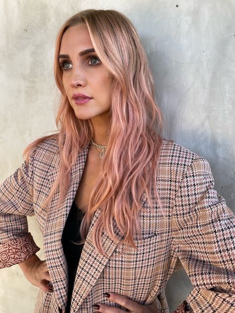 "Pumpkin" Pink Is the Most Fun Hair Color Change For Fall, and Ashlee Simpson Is the Proof Ashlee Simpson Hair, Long Platinum Hair, Hair Slick, Light Pink Hair, Pink Blonde Hair, Pastel Pink Hair, Ashlee Simpson, Simple Hairstyles, Blonde With Pink