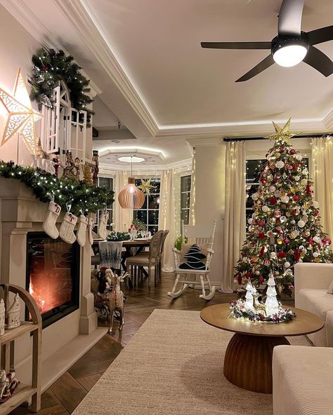 Christmas Cozy Home Living Room, House Interior Christmas, Bloxburg Christmas Bedroom, Bloxburg Christmas, Easy Diy Christmas Decorations, Surf Room Decor, Old Money House, Dream House Aesthetic, Surf Room