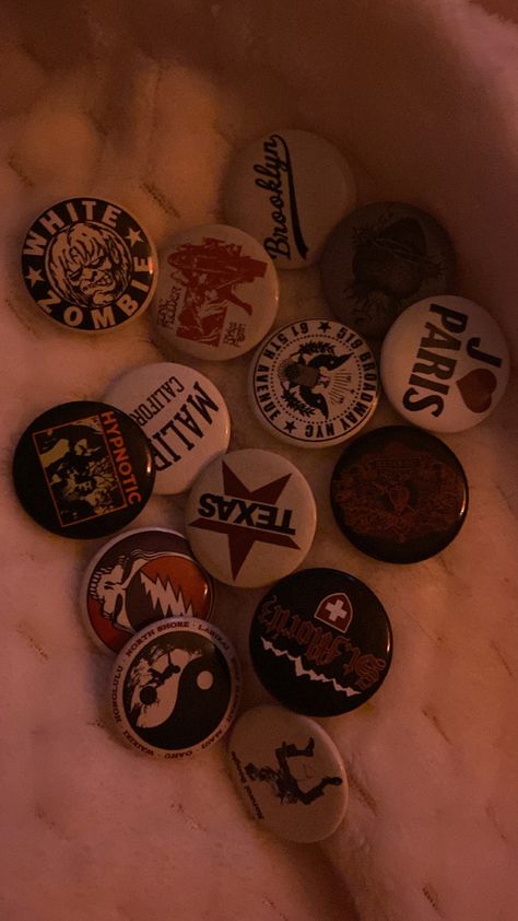 small pile of brandy melville button pins Brandy Melville Aesthetic, White Zombie, Everything Bagel, Christmas Birthday Gifts, Cute Pins, Birthday Gift Ideas, Brandy Melville, Brandy, Pins