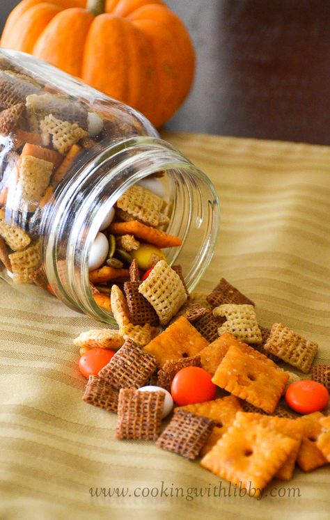 A wonderful snack for this fall season! This homemade version of Chex mix contains a little bit of sweetness and a little bit of spiciness. Fall Chex Mix Recipes, Fall Party Appetizers, Praline Crunch, Fall Snack Mixes, Crispix Cereal, Trail Mix Recipes, Dulces Halloween, Fall Appetizers, Chex Mix Recipes