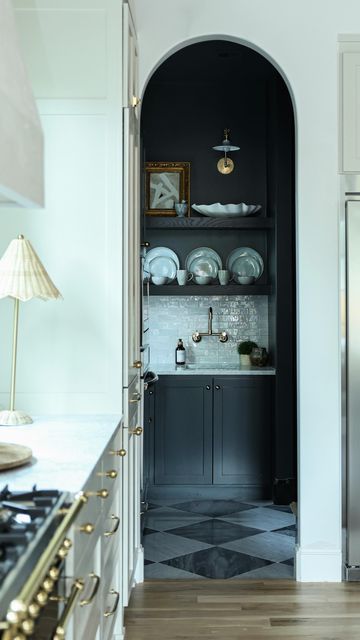 Butlers Pantry With Ice Maker, French Butlers Pantry, Butler’s Kitchen, Dark Butlers Pantry, Traditional Butlers Pantry, Moody Butlers Pantry, Black Butlers Pantry, Butlers Pantry With Sink, Narrow Butlers Pantry