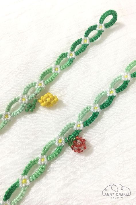 Flower Chain Friendship Bracelet, Seed Bead Fruit, Chain Friendship Bracelet, Flower Chain Bracelet, Floral Macrame, Knotted Bracelets, Beaded Fruit, Diy Bracelets With String, Flower Chain