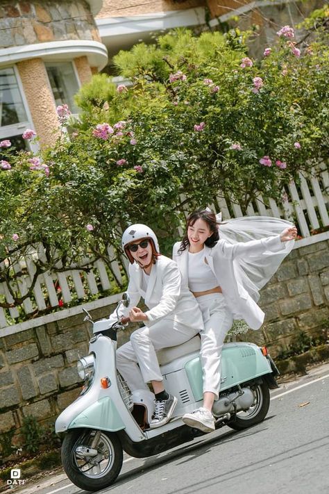 Vespa Prewedding Photo Ideas, Prenup Motorcycle, Prewedding Vespa, Vespa Couple, Vietnamese Wedding Photography, Vespa Wedding, Pre Wedding Photoshoot Theme, Couples Beach Photography, Pre Wedding Photoshoot Props