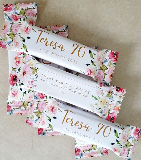 Personalized Chocolate Wrappers, Birthday Candy Bar Wrappers, Candy Bar Birthday, Personalized Chocolate Bars, Creative Wrapping, Baby Shower Treats, Chocolate Wrapping, Birthday Ideas For Her, Diy Party Favors