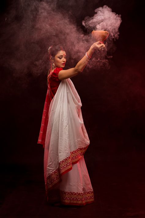 Bangali Navratri Look, Bengali Saree Poses, Bangoli Saree Pose, Durga Puja Look In Saree, Bengali Durga Puja Look, Bengoli Photoshoot Pose, Bengali Look Photoshoot, Bangoli Saree Traditional Look, Bengali Durga Maa