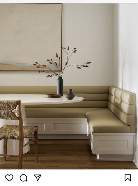 Corner Banquette Seating, Kitchen Banquettes, Coin Banquette, Banquette Ideas, Dining Room Banquette, Corner Bench Seating, Bench Seat Dining, Banquette Dining, Bench Seating Kitchen