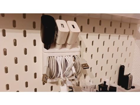 Skadis-USB-Cable-Holder [4x] by DsK_Printing 3d Printing Organization, Skadis Pegboard Ideas, Skådis Ikea, Pegboard Ideas, Ikea Skadis, 3d Printing Art, 3d Printing Diy, 3d Printing Projects, Cable Holder