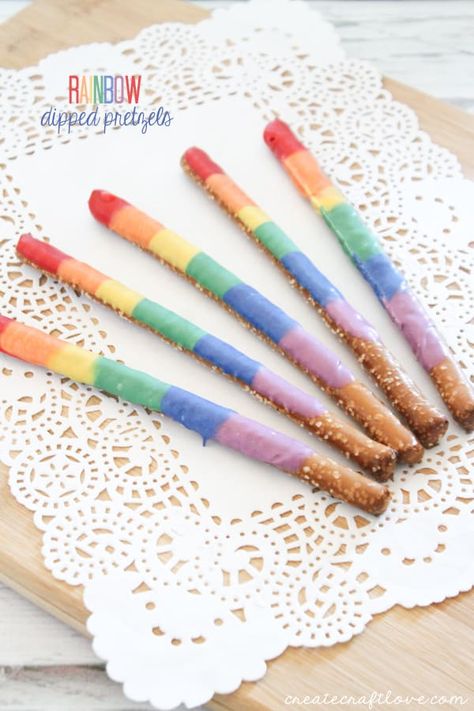 Rainbow Dipped Pretzels Pretzel Wands, Rainbow Pinata, Rainbow Donut, Rainbow Desserts, The Girl Who Ate Everything, Dipped Pretzels, Layered Drinks, School Edition, Rainbow Garland