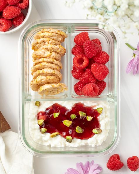 Raspberry Cottage Cheese, Raspberry Cottage, Easy Protein Snacks, Cheese Snack, High Protein Snack, Cottage Cheese Snack, Snack Prep, Protein Snack, Cottage Cheese Recipes