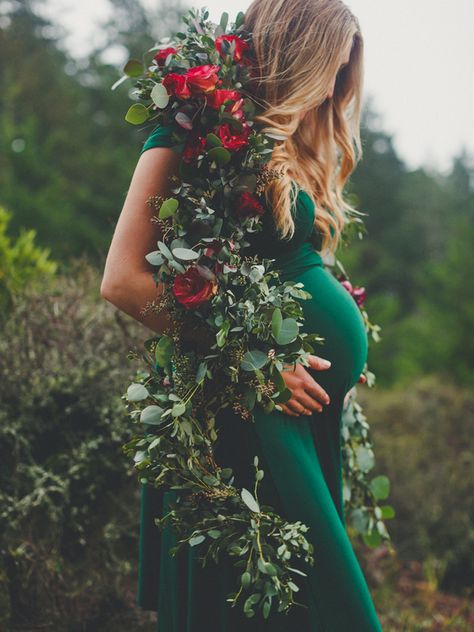 Winter Maternity Shoot by Jennifer Skog featuring floral garland and the woods Maternity Christmas Pictures, Christmas Pregnancy Photos, Winter Maternity Pictures, Winter Maternity Shoot, Christmas Maternity, Spring Wedding Outfit, Winter Maternity Photos, Spring Maternity, Christmas Pregnancy Announcement