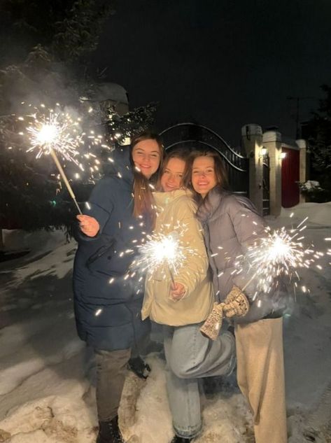 Sparkler Pictures Friends, New Year’s Eve Pictures With Friends, New Year Eve Photo Ideas, New Years Eve Instagram Story, New Year’s Eve Photo Ideas, New Year’s Eve Picture Ideas, Nye Poses, New Years Eve Pics, Nye Photoshoot Ideas