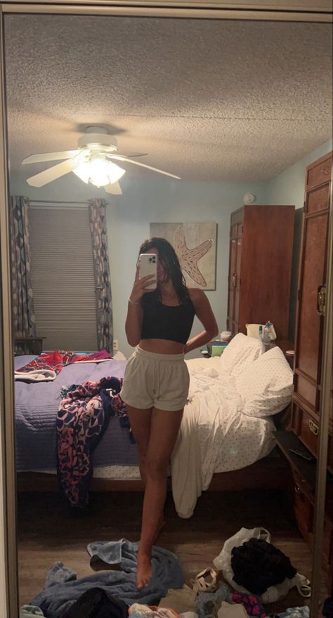 Tan Sweat Shorts Outfit, Beige Sweat Shorts Outfit, Sweat Shorts Outfit School, Black Gym Shorts Outfit, Black Flowy Shorts Outfit, Black Running Shorts Outfit, How To Style Sweat Shorts, Outfits With Sweat Shorts, Black Sweat Shorts Outfit