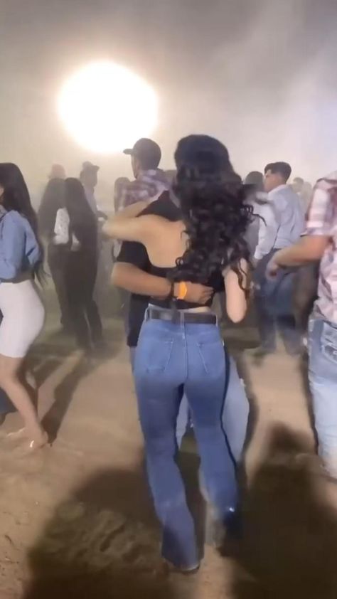 Corridos Outfits, Jaripeo Dancing, Banda Dancing, Mexicans Dancing, What To Wear To A Party, Picolandia Outfits, Baile Outfits Jaripeo Dresses, Bachata Dance Video, Dancing Bachata