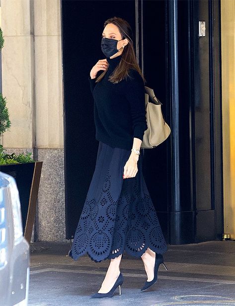 Angelina Jolie Casual Style, Angelina Jolie Professional Style, Angelina Jolie Style 2022, Angelina Jolie Tourist Dresses, Angelina Jolie The Tourist Fashion, A Line Skirt Outfits, Angelina Jolie Style, Angelina Jolie Photos, Chic Outfits Classy