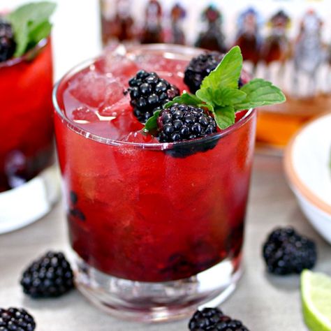 Tis the season for fresh berries, and adding them to cocktails is the perfect way to enjoy them! Grab your favorite bourbon and some berries, and make this amazing Blackberry Bourbon Smash Cocktail...you'll thank me later! Basil Hayden, Blackberry Gin, Bramble Cocktail, Mint Margarita, Food Specials, Bourbon Smash, Raspberry Mojito, Mint Simple Syrup, Citrus Cocktails