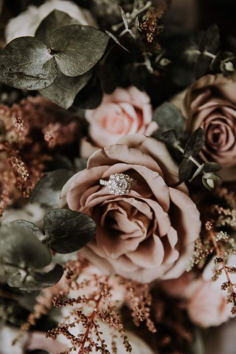 Wedding photo idea Aesthetic Wedding Ring, Ring Aesthetic Wedding, Wedding Ring Aesthetic, Wedding Ring Photo Ideas, Details Flatlay, Ring Bouquet, Wedding New England, Church Wedding Photos, Wedding Ring Photography