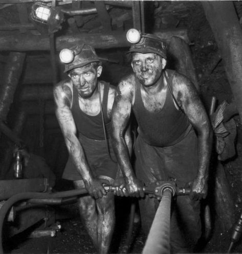 mineurs de fond nord pas de calais Dangerous Jobs, Coal Miners, Robert Doisneau, Working People, Coal Mining, Old Days, Working Class, Hard Working, Photo Library