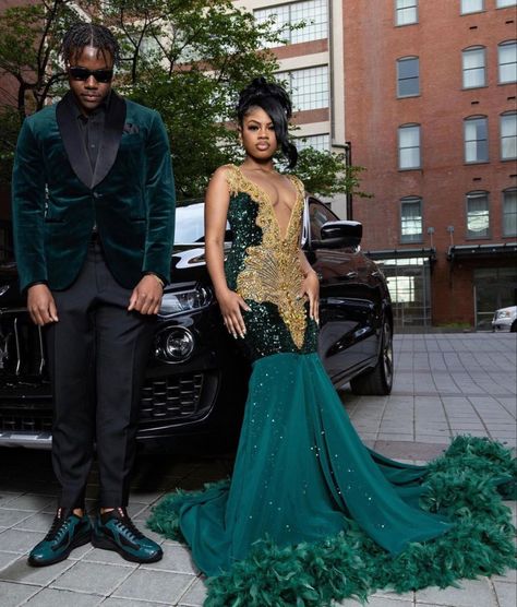 Royal Blue And Gold Prom Dress, Green And Gold Prom Couple, Green And Gold Prom, Couple Prom Outfits, American Prom, Long Elegant Dresses, Dresses For Graduation, Gowns For Prom, Engagement Gowns