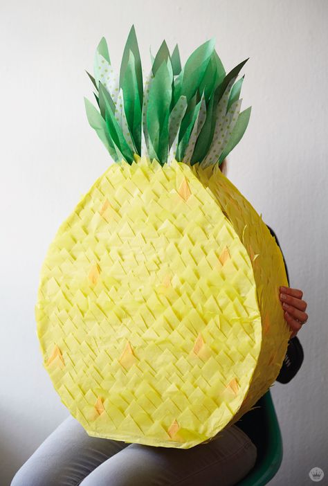 A piñata is the PERFECT centerpiece idea for a child's birthday party! This DIY piñata tutorial from Think.Make.Share will guide you through the process of creating the best party favor ever! Pineapple Pinata, Pinata Game, Pineapple Princess, Pinata Diy, Pineapple Birthday Party, Pineapple Theme, Pineapple Birthday, Piñata Ideas, Diy Pinata