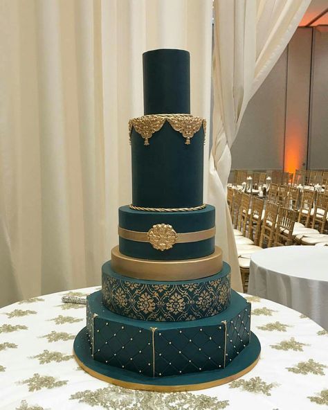 Royal blue teal cake unique design on white tabletop Wedding Dress Lace Plus Size, Emerald Wedding Cake, Modern Wedding Cakes, Quince Cakes, Green Wedding Cake, Art Cakes, Cake Tips, Luxury Cake, Green Cake