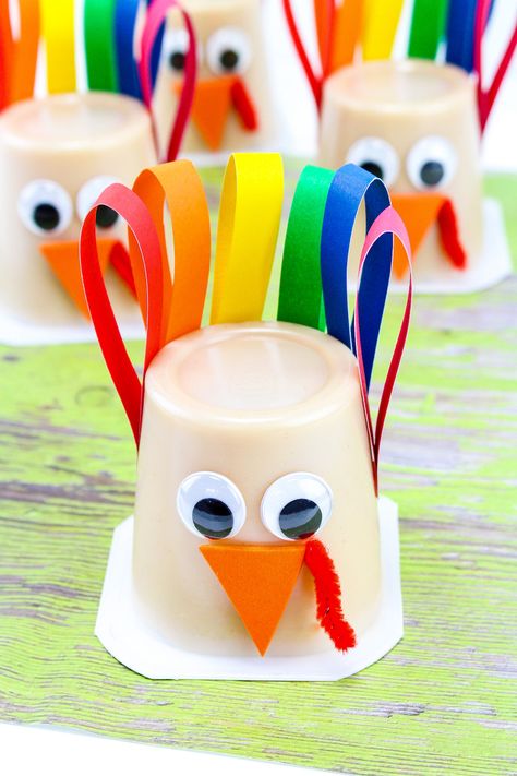 Easy DIY Turkey Pudding Cups! Turkey Pudding Cups, Holiday Treats Thanksgiving, Thanksgiving Crafts To Make, Turkey Crafts Kids, Pudding Cup, Diy Turkey, Thanksgiving Turkey Craft, How To Make Turkey, Favor Cups