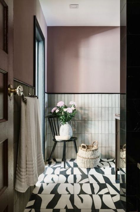 English Country Bathroom, Bathroom Flowers, Black And White Tiles Bathroom, Tiled Bathroom, Detail Arsitektur, Sophisticated Bathroom, White Bathroom Tiles, White Tile Floor, Floor Tile Design