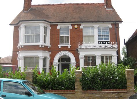 How To Spot The Difference Between Edwardian & Victorian Houses Edwardian Homes, English Style House, Upvc Sash Windows, Home Decor Victorian, Edwardian Architecture, Edwardian Home, Timber Frame Porch, Gable Trim, House Window Design