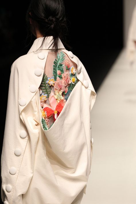 Cong Tri, Detail Couture, Visionary Fashion, Fall Fashion Coats, Style Definition, Kimono Outfit, Ootd Inspo, Couture Mode, Tokyo Fashion