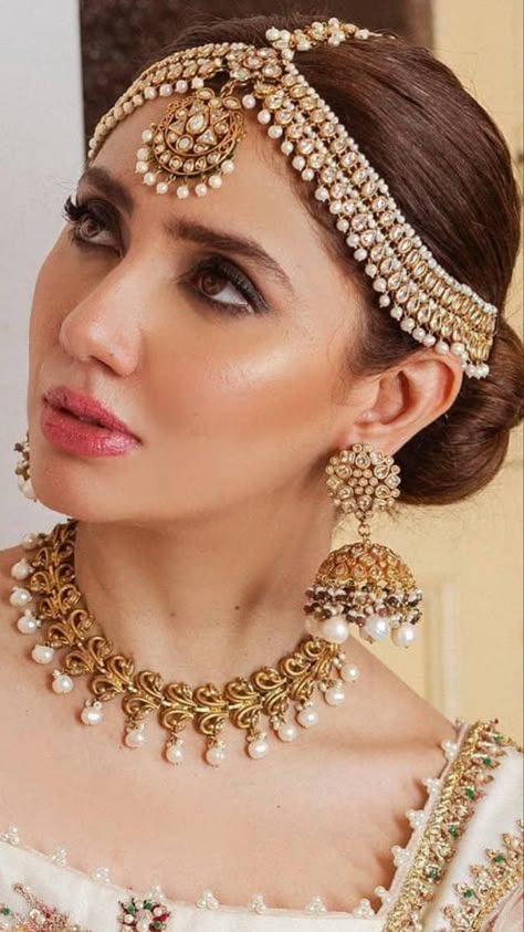 Mahira Khan Lord Shanidev, Jumma Mubarik, Shadi Makeup, Mood Wedding, Matha Patti Designs, Valima Dress, Brides Jewellery, Haldi Wedding, C Necklace