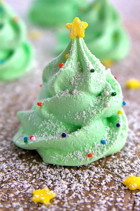 Christmas Tree Meringue, Tree Meringue, Jul Kaka, Jul Mad, Tree Cookies, Christmas Tree Cookies, Best Christmas Cookies, Meringue Cookies, Xmas Cookies