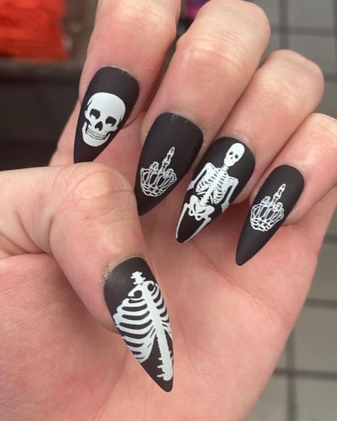 Scull On Nails, Black Nails With Skulls Art Designs, Skull Nails Art, Black Nails With Skulls, Skull Nails Acrylic, Black Skull Nails, Bach Party Nails, Nails With Skulls, Black Emo Nails