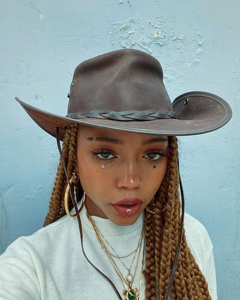 7,260 mentions J’aime, 59 commentaires - b☣️nzai (@bonzaimai) sur Instagram : "giddyup den 👺" Cowgirl Makeup, Cowgirl Halloween, Hot Halloween Outfits, Black Cowgirl, Cowboy Costume, Couples Halloween Outfits, Cowboy Girl, Cowgirl Costume, Rodeo Outfits