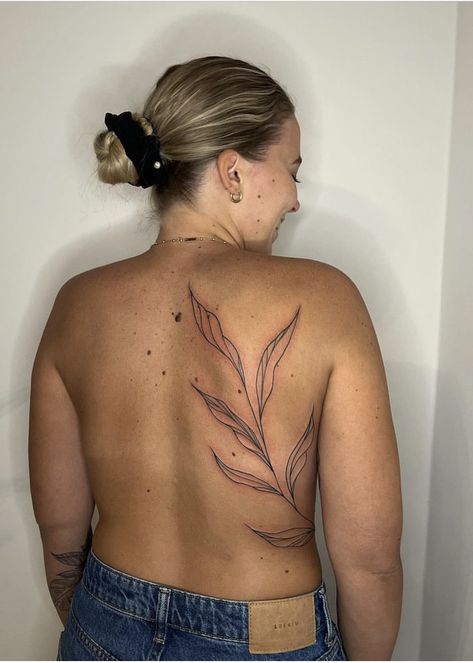 Shoulder Pieces Tattoo, Unique Back Tattoo Placement, Leaf Tattoo On Back, Big Floral Back Tattoo, Tattoos Over Stretch, Rib To Back Tattoos For Women, Shoulder To Hip Tattoo, Big Plant Tattoo, Back Tattoo Vines