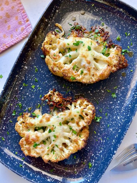 Cheesy Cauliflower Steaks - Hungry Happens Cheesy Cauliflower Steaks, Easy Cheesy Cauliflower, Cauliflower Steaks Recipes, Hungry Happens, Cheesy Cauliflower, Cauliflower Steaks, Low Carb Sides, Low Carb Side Dishes, Easy Cheesy