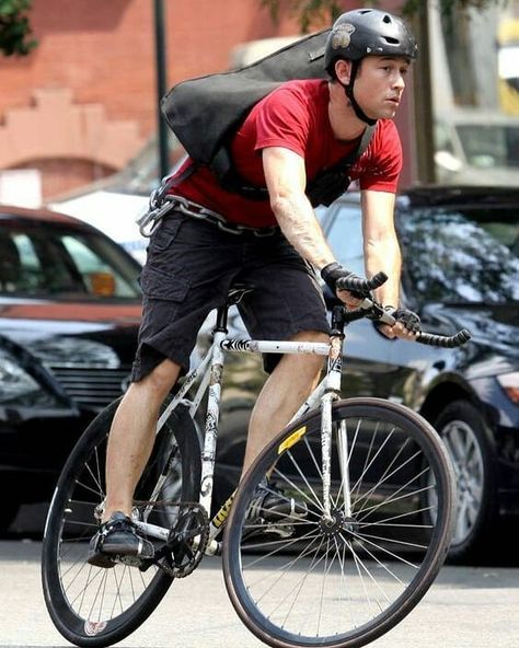 #josephgordon #wilee #movie #premiumrush #pelicula #nyc #sinfrenos #nobrakes #fixieboy #fixero #fixierider #cityman #urbanlife #urbanstyle… Mainstream Movie, Premium Rush, Vintage Bmx Bikes, Gordon Levitt, Bicycle Chic, Urban Bicycle, Joseph Gordon, Bike Messenger, Cycling Photography