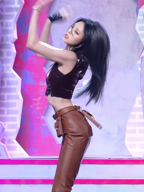 Yuna Waist Itzy, Kpop Small Waist, Skinniest Person In The World, Kpop Idols Small Waist, K Pop Body Type, Tinysp0000 Pink, Yuna Waist, 19 Inch Waist, Pretty Bone