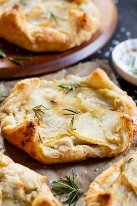 Vegan Puff Pastry, Puff Pastry Recipes Savory, Vegan Potato Recipes, Vegan Appetizers Recipes, Rosemary Potatoes, Fall Vegan Recipes, Puff Pastry Tart, Vegan Thanksgiving Recipes, Holiday Appetizer