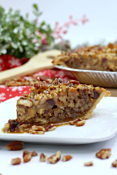 If there is one thing you do today, you should try this salted pecan turtle pie! It is so easy that it makes for the perfect Thanksgiving pie, Christmas pie, or other holiday pie. With chocolate pretzels, chocolate chips, dulce de leche, sea salt, pecans, and more, this pie is rich and delicious! Use a store bought crust for this chocolate turtle pie or make your own homemade pie crust! Pecan Desserts Recipes, Turtle Pie, Pretzels Chocolate, Pie Christmas, Pecan Turtles, Chocolate Turtle, Holiday Pie, Pecan Desserts, Homemade Pie Crust