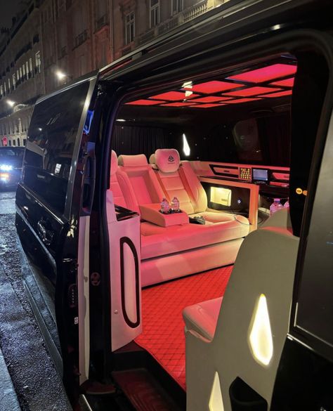 PlutoRichh 🦅 Limousine Aesthetic, Aesthetic Designer, Rich Rich, Dream Cars Mercedes, Girl Boss Motivation, Fashion Influencer, Rich Lifestyle, Luxury Lifestyle Dreams, Luxury Aesthetic